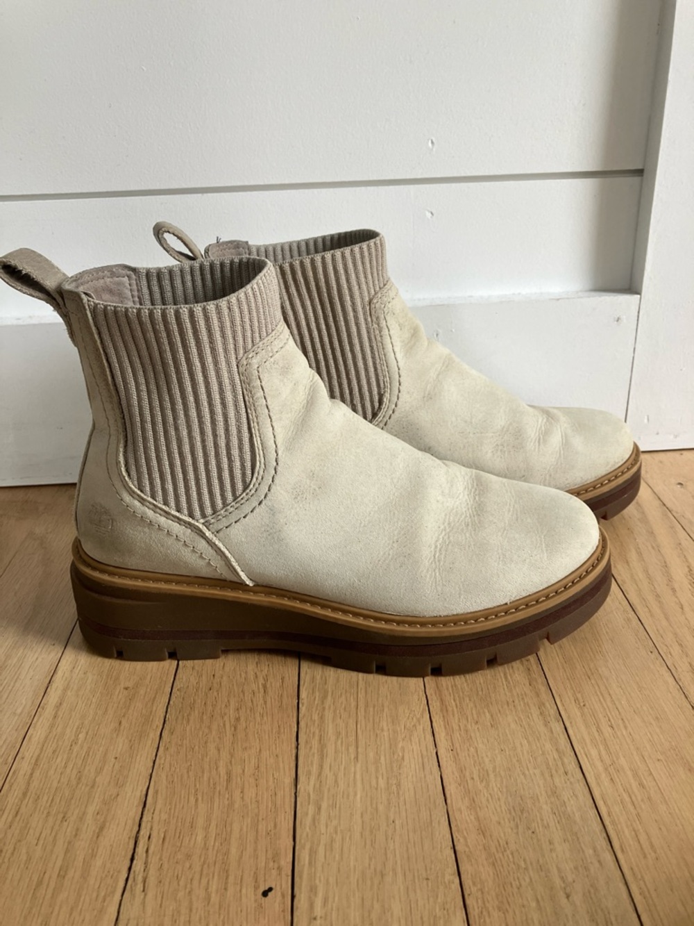 Timberland Cervinia Cream Platform Suede Chelsea Lug Boots. 7.5